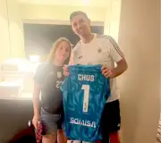 Dibu Martínez presenteia fã que trocou festa de 15 anos por jogo da Argentina