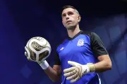Dibu Martínez se torna goleiro argentino com mais jogos em Copas