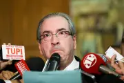 Dino bloqueia R$ 6 milhões de Cunha por suspeita de mandato clandestino