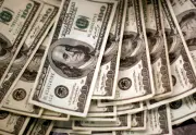 Dólar cai 0,24% e Ibovespa aguarda dados de inflação e tensões no Oriente Médio