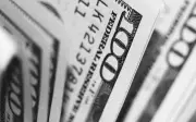 Dólar cai a R$ 5,07 com valorização do petróleo e real forte