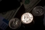Dólar recua frente ao real em dia positivo para emergentes