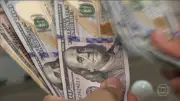 Dólar sobe com petróleo perto de US$ 100 e tarifaço de Trump