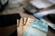 Dólar à vista abre estável com investidores atentos ao cenário externo