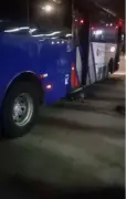 Dois acidentes com ônibus em SP: um atropelamento grave e colisão em imóveis