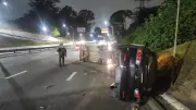 Dois carros capotam no Anel Viário em São José dos Campos