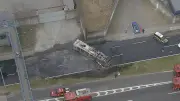 Dois ônibus incendiados em protesto fecha BR-040 em Caxias, RJ