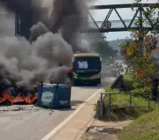 Dois ônibus incendiados em protesto na Washington Luís, em Duque de Caxias