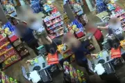Donas de mercado no PR agridem suspeito de furto com rodo e chineladas