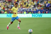 Douglas Santos quebra silêncio após eliminação do Brasil na Copa