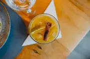 Drinque de cachaça com maracujá e canela defumada