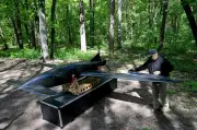 Drones ucranianos incendeiam refinaria e porto na Rússia