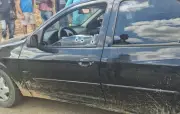 Duas pessoas baleadas dentro de veículo em Nossa Senhora da Glória
