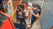 Dupla armada assalta hamburgueria tradicional em Mosqueiro, Belém