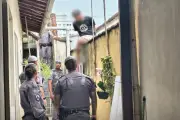 Dupla invade casa, faz idosos reféns e foge pelo telhado em Praia Grande