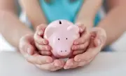 Educação financeira infantil: aprendizado começa aos 3 anos com exemplos dos pais
