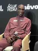 Eliud Kipchoge promete prova rápida e inspira corredores em Porto Alegre