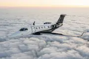 Embraer lança Phenom 300EV com pouso automático de emergência