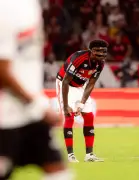 Emerson Royal culpa máscara por cabeçada errada e defende temporada no Flamengo