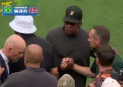 Empresário de Vini Jr., Jay-Z acompanha Brasil x Noruega e é cumprimentado por Neymar
