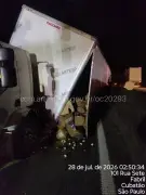 Engavetamento entre duas carretas e caminhão interdita Anchieta em Cubatão