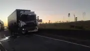 Engavetamento interdita faixa da Dutra em Pindamonhangaba
