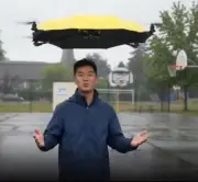 Engenheiro cria guarda-chuva autônomo que voa e segue o dono