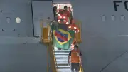 Equipes brasileiras voltam após resgatar 14 sobreviventes na Venezuela