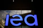 Escalada entre EUA e Irã ameaça superávit de petróleo em 2027, diz AIE