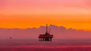 Escalada EUA-Irã ameaça superávit de petróleo em 2027, diz AIE