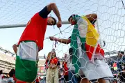 Espanha corta rede do gol como lembrança do bicampeonato mundial