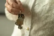 Especialista alerta: postar foto da chave de casa na internet é perigoso