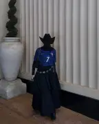 Esposa de Dembélé exibe look cowboy em jogo que eliminou França