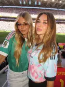 Esposas de Courtois e De Bruyne posam juntas sinalizando paz após traição