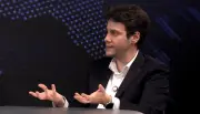 Esquerda pulveriza mensagens; direita concentra temas e domina redes, diz estudo
