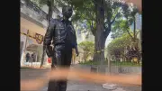 Estátua de Roberto Drummond é restaurada e devolvida à Praça da Savassi em BH