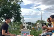 Estudante celebra aprovação na OAB no túmulo da mãe e avó em Manaus