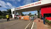 Estudantes bloqueiam Ufac em protesto por transporte