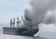 EUA lançam novos ataques; míssil do Irã atinge navio e mata tripulante