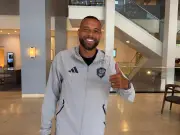 Ex-parceiro de Neymar no Santos reencontra craque e o presenteia nos EUA