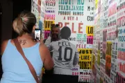 Exposição 'Love, Love, Love' no Museu Pelé oferece foto com beijo do Rei