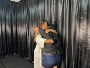 Fã realiza sonho de abraçar Simone Mendes em show em Macapá