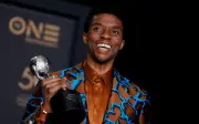 Família de Chadwick Boseman processa viúva por má gestão de herança