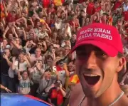 Ferran Torres viraliza com boné 'Make Spain Great Again' após título da Copa