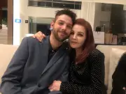 Filho de Priscilla Presley com produtor brasileiro lança vaquinha para vender pizza na garagem