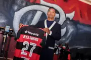 Flamengo renova com Alex Sandro até 2027 após oito títulos
