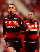 Flamengo vence Olimpia com show de Samuel Lino e Lorran