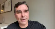Flávio Bolsonaro adota 'modo Bolsonaro' com lives semanais
