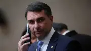 Flávio Bolsonaro chega aos EUA para audiência sobre tarifas comerciais