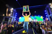 Flávio Bolsonaro corteja mulheres em meio a crise com Michelle